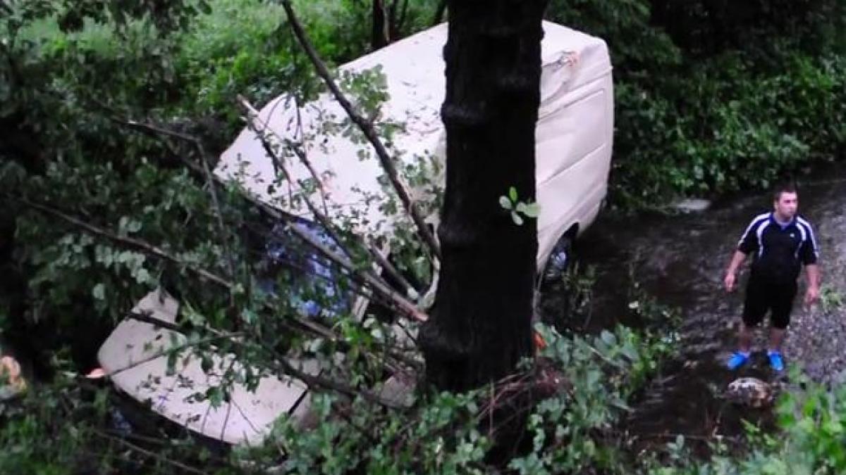 Accident grav în Hunedoara: Şase persoane au fost rănite, după ce un microbuz a căzut în râu (VIDEO)