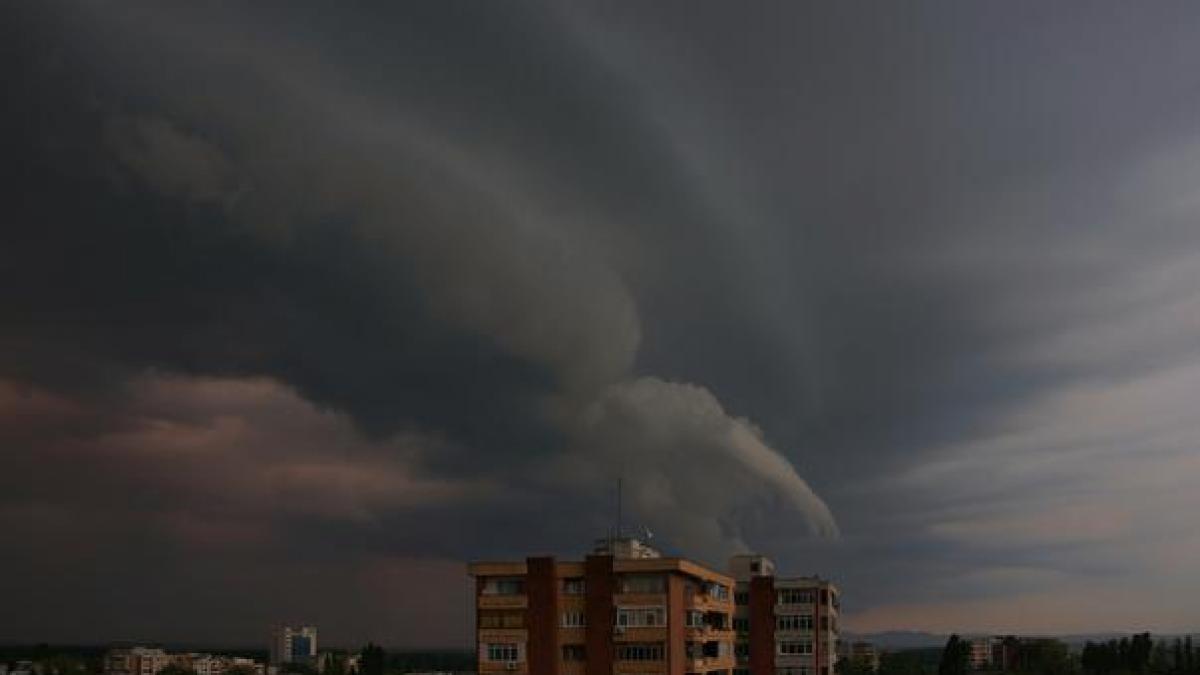 Cod Galben de ploi torenţiale şi furtună. Vezi zonele afectate