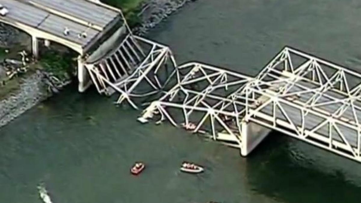 Pod rutier, PRĂBUŞIT în Washington. Mai multe maşini au căzut într-un râu (VIDEO)