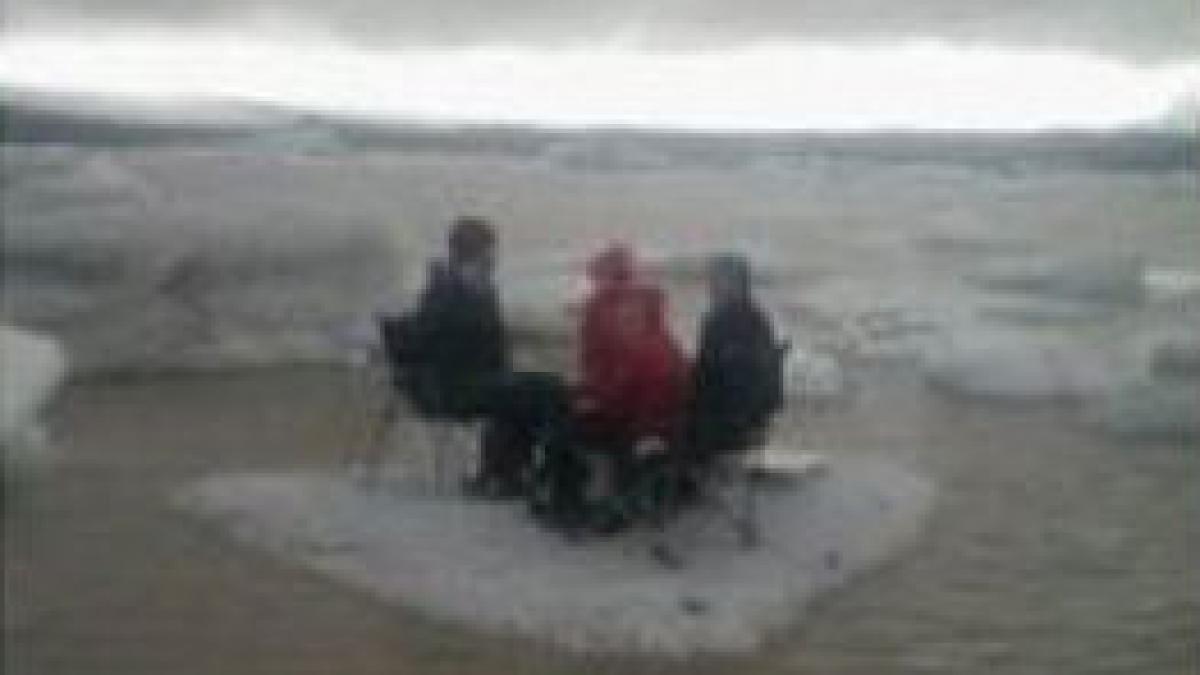 Cinci turişti americani, găsiţi plutind pe un gheţar în jurul unei mese de picnic