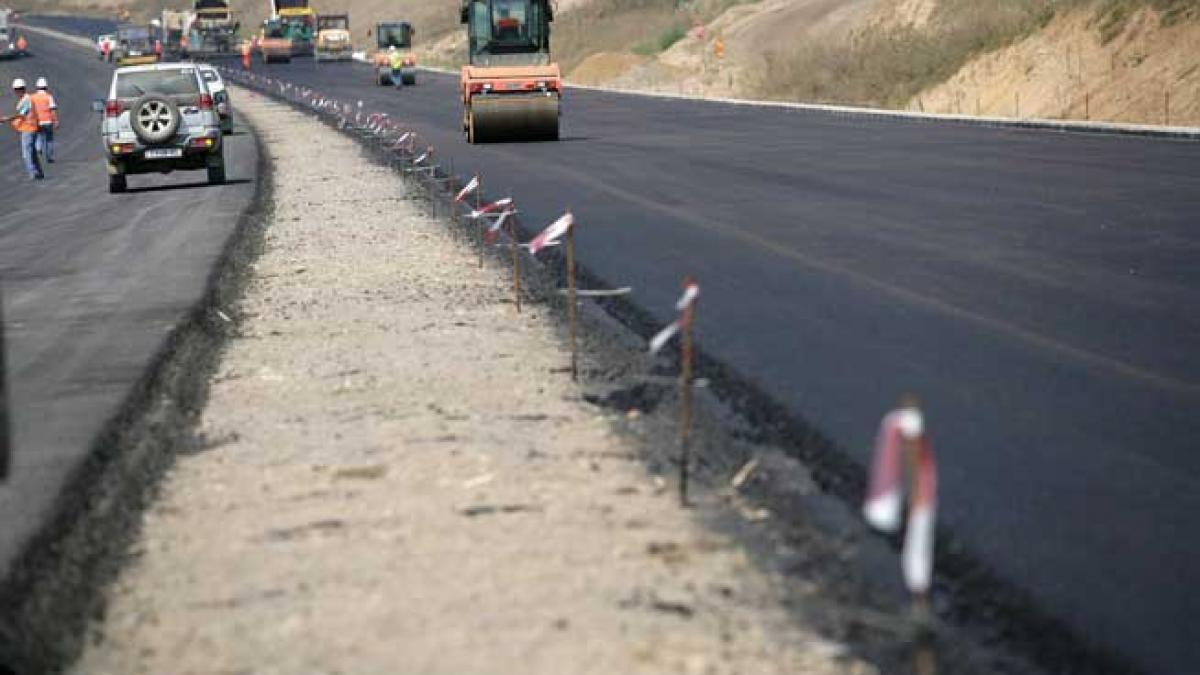 Blestemul autostrăzilor din România: cele noi se surpă, cele licitate se blochează, iar rezilierile de contract costă cât 100 de kilometrii noi de drum