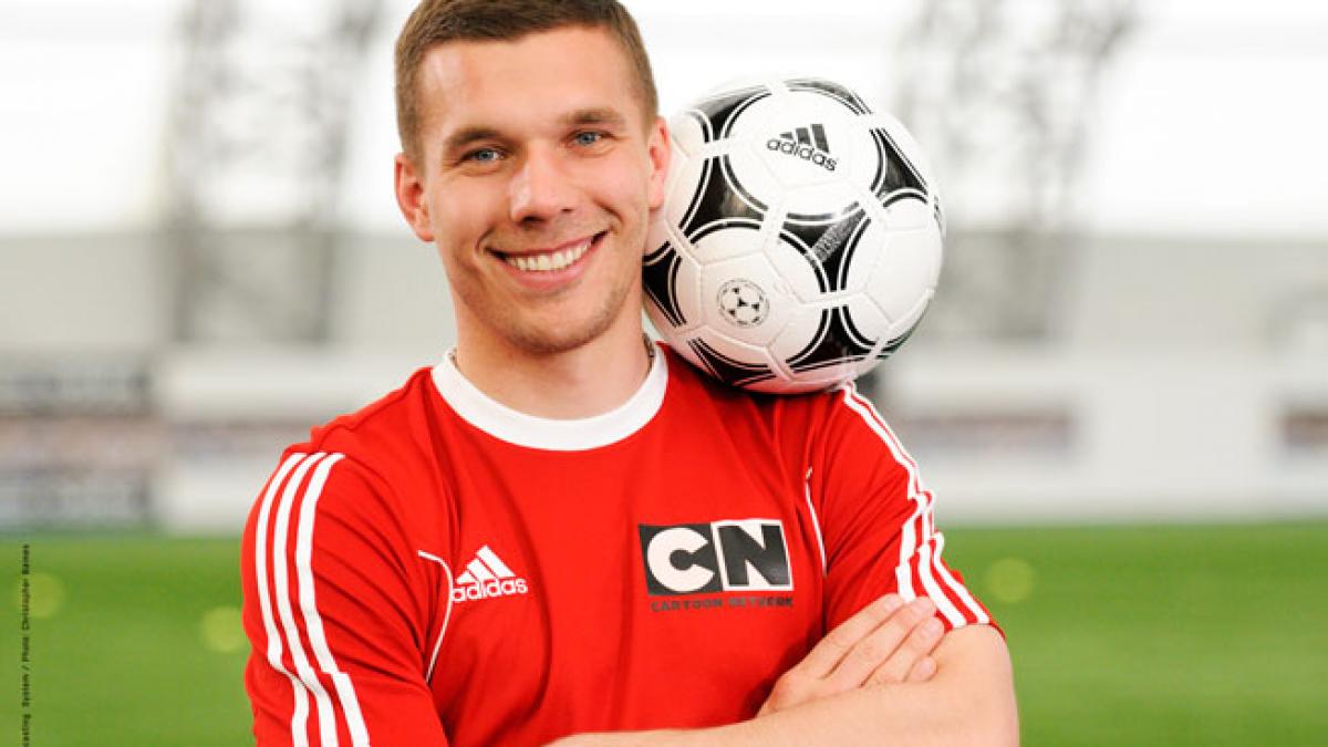 Lukas Podolski îi antrenează pe copii la Academia Cartoon Network