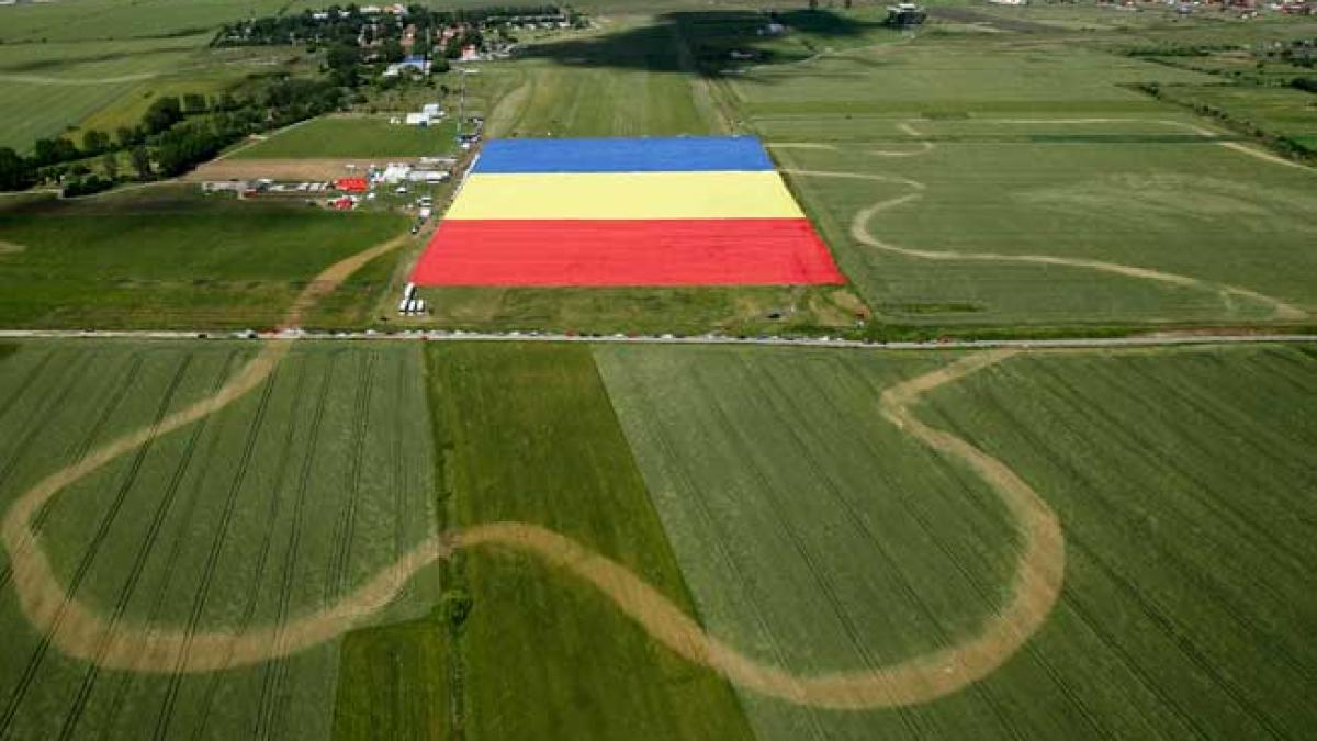Steagul românesc de Cartea Recordurilor “înfăşoară” presa straină