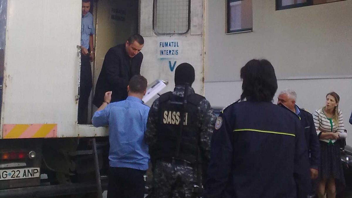 Cum sare polițistul Cioacă în apărarea inculpatului Cioacă