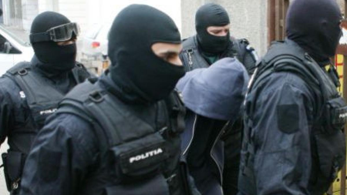 Descinderi la membrii unei grupări specializate în înşelăciuni prin telefon. Unii acţionau din închisoare