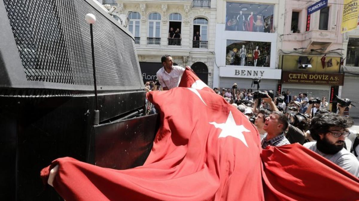 MAE recomandă cetăţenilor români care călătoresc la Istanbul să evite zona centrală a oraşului