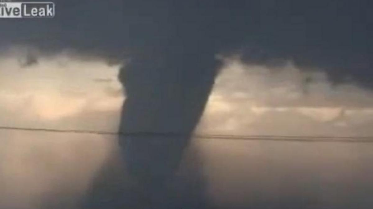 O nouă TORNADĂ a lovit Oklahoma. Cel puţin cinci persoane au murit. O mamă şi copilul ei, printre victime (VIDEO)