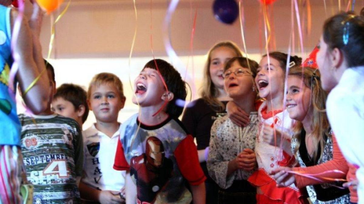 Ziua Internaţională a Copilului. Guvernul şi Ministerul de Interne îşi deschid porţile pentru cei mici