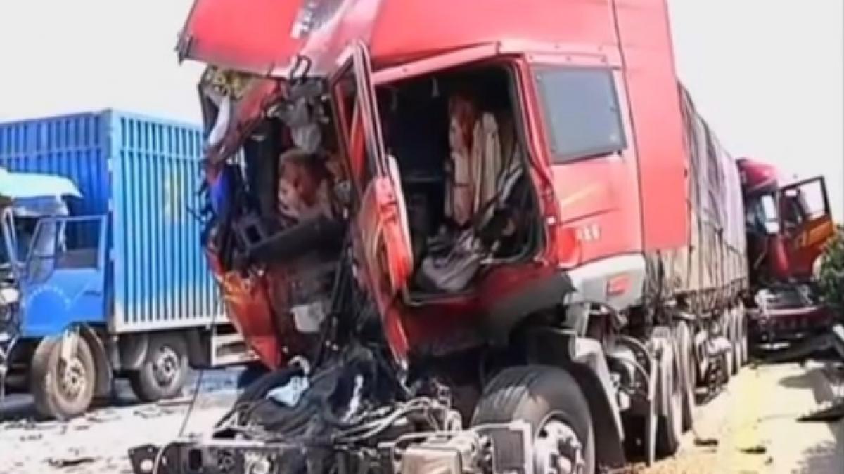 macel pe o autostrada din china 56 de masini implicate in accident noua morti si zeci de raniti video