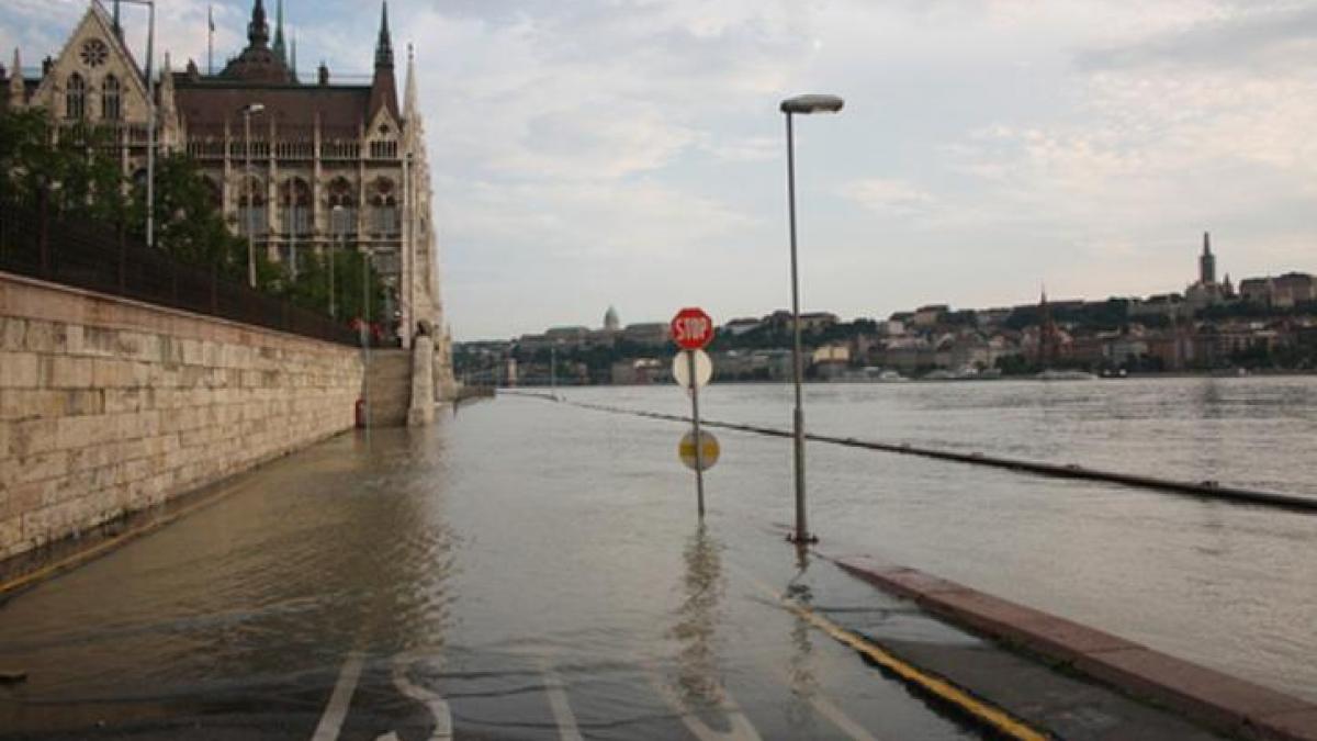 INUNDAŢII ÎN EUROPA: Slovacia a închis un pod de legătură cu Ungaria. Locuitorii unui cartier din Bratislava, pregătiţi de EVACUARE (VIDEO)