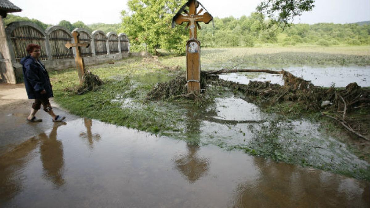 Neamţ: Sute de gospodării au fost inundate de viituri