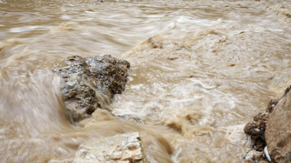 Cod PORTOCALIU de inundaţii prelungit până luni în Suceava şi Neamţ