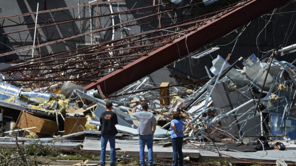 Americanii călătoresc sute de kilometri ca să jefuiască casele distruse de tornada din Oklahoma