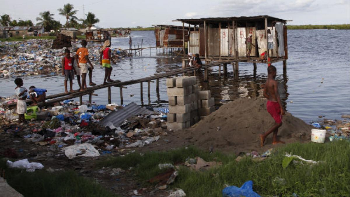180 de protestatari înarmaţi cu pungi de excremente, arestaţi în Africa de Sud