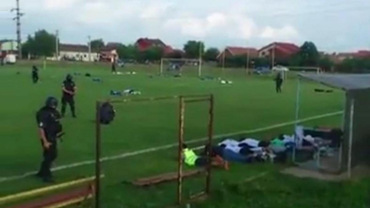 "Capu-n pământ! Culcat am zis! Nu mişcă nimeni! JOOOS!" Fotbalişti şi arbitri, puşi pe burtă de mascaţi, pe un stadion de lângă Timişoara (VIDEO)