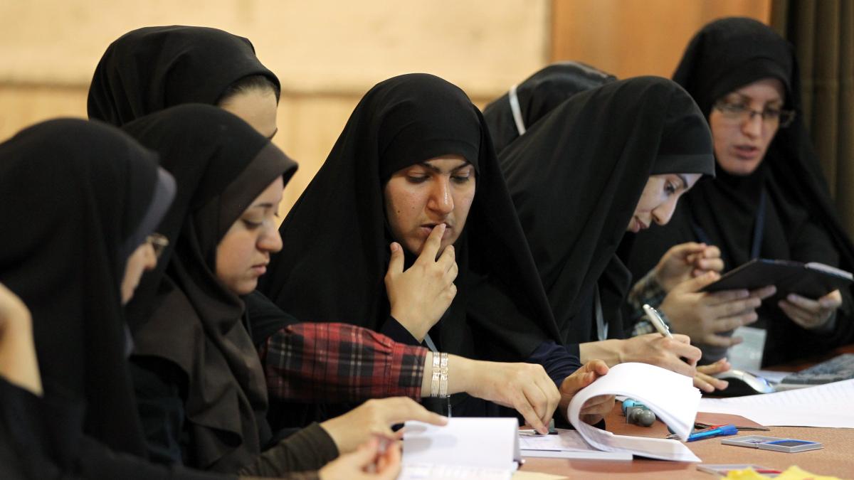 Alegeri prezidenţiale în Iran: moderatul Hassan Rohani conduce în primul tur (GALERIE FOTO)
