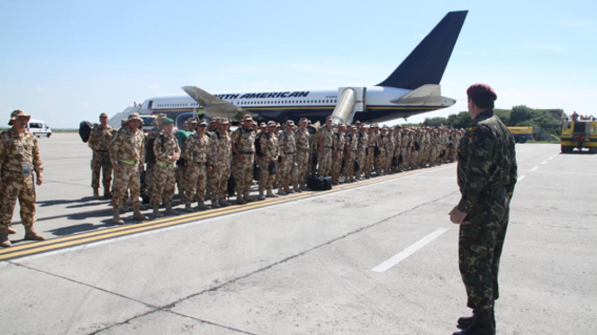 GALERIE FOTO. Militarii arădeni s-au întors din Afganistan cu avion uriaş
