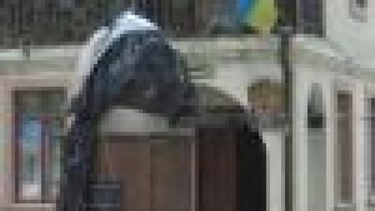 Decapitarea lui Eminescu. Poliţia din Cernăuţi a găsit capul statuii, nu şi pe indivizii care au vandalizat-o
