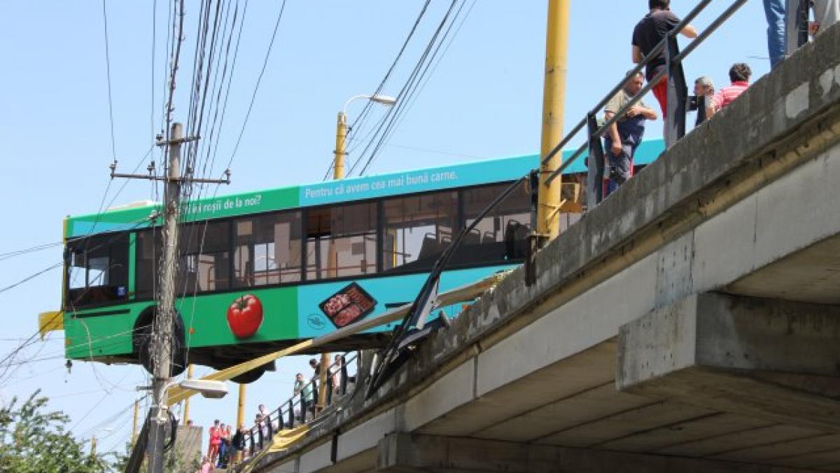 AUTOBUZ suspendat pe marginea unui pod din Constanţa. Şoferului i s-a făcut rău la volan