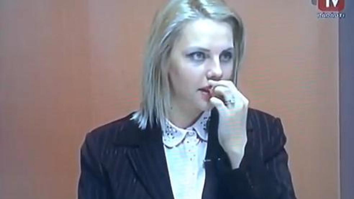 prezentatoarea unei televiziuni din suceava gafeaza monumental am ceva pi buza video