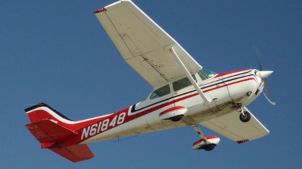 Un avion de mici dimensiuni a aterizat forţat lângă Teleac. Pilotul a fost spitalizat