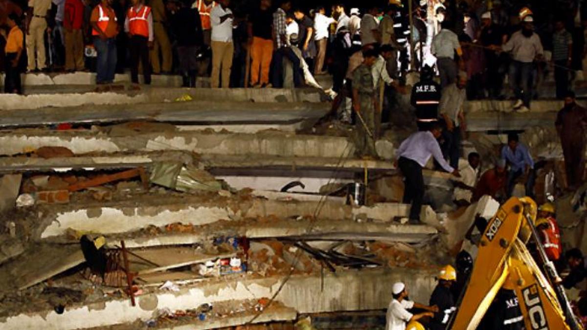 Un bloc de locuinţe s-a prăbuşit în Mumbai. Doi copii şi-au pierdut viaţa, iar alte persoane sunt prinse sub dărâmături (VIDEO)