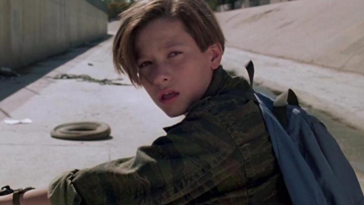 Interpretul lui John Connor, adolescentul din "Terminator 2", ARESTAT pentru vandalism şi violenţă conjugală. Cum arată acum actorul
