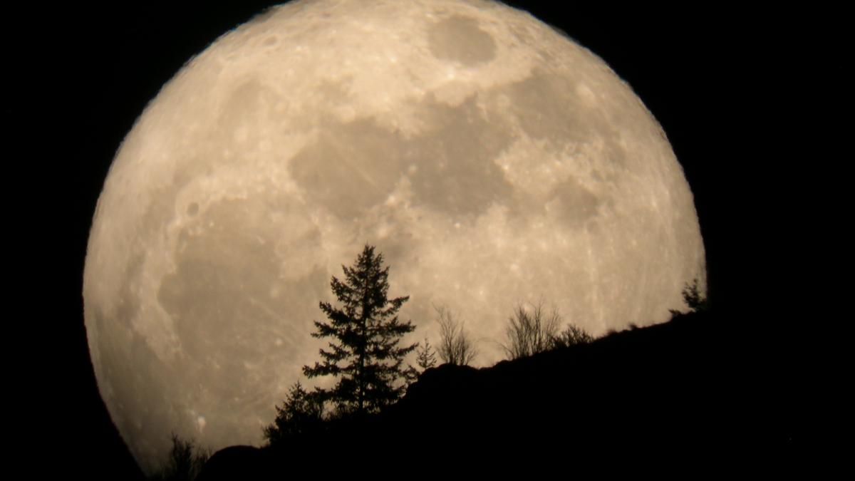 SUPERLUNA face spectacol în acest weekend! Astrul va fi mai mare şi mai strălucitor decât în oricare altă noapte din 2013 (VIDEO)