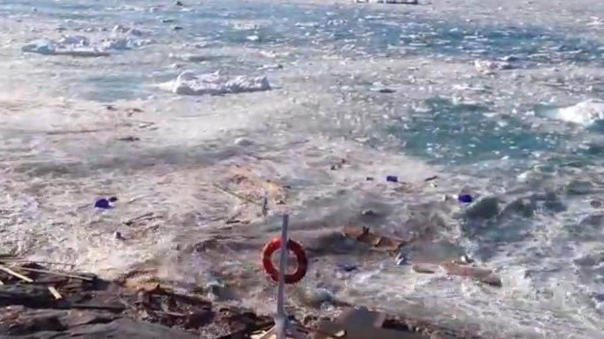 o parte din ghetarul eqi s a pravalit in ocean tarmul groenlandei lovit de valuri uriase