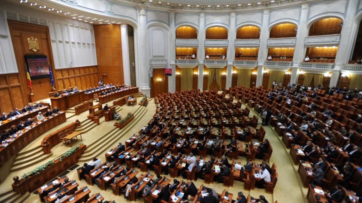 Statutul senatorilor şi deputaţilor, aprobat de Parlament