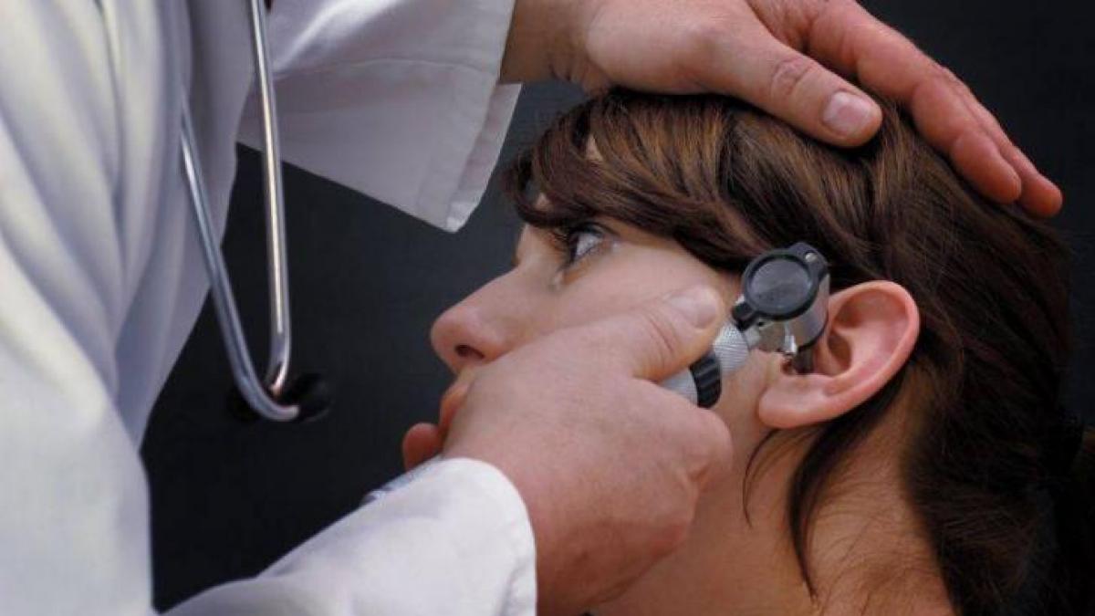 Au ajuns la spital din cauza căştilor de copiat blocate în urechi! Ce spun medicii