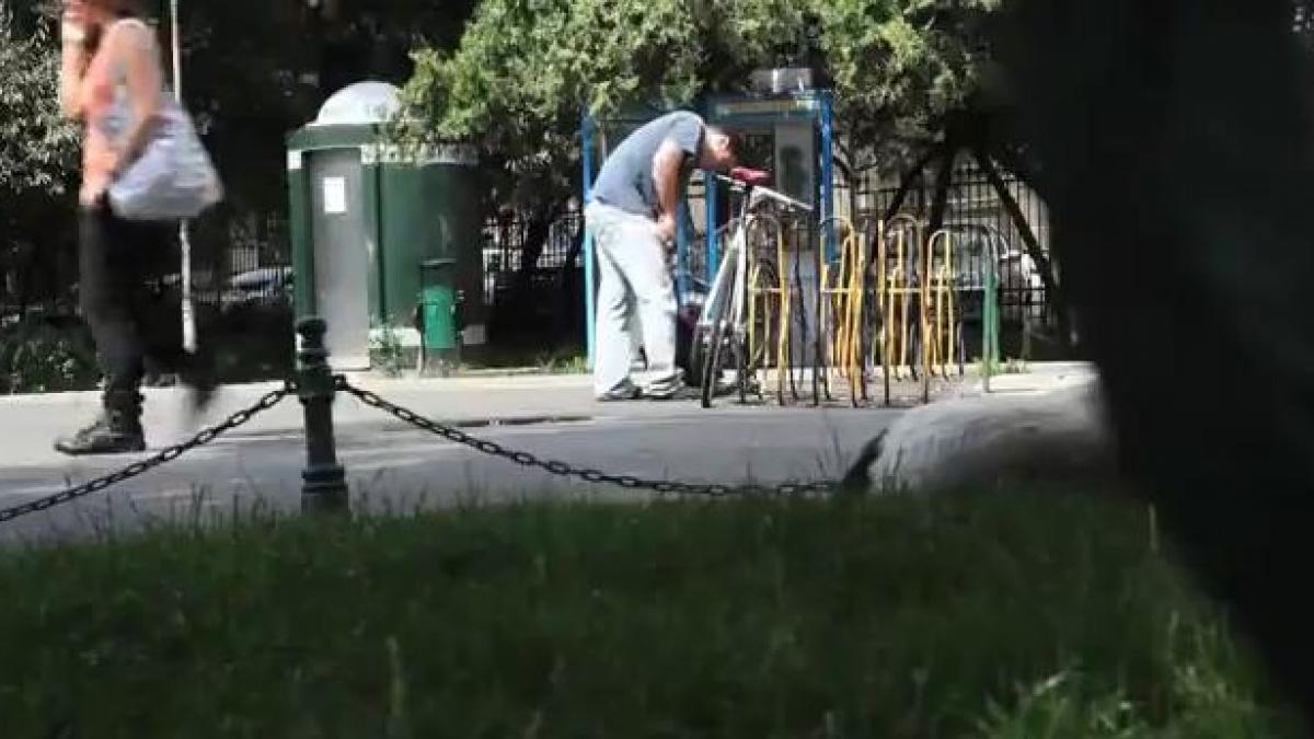 Cât de greu e să furi o bicicletă în Bucureşti? (VIDEO)