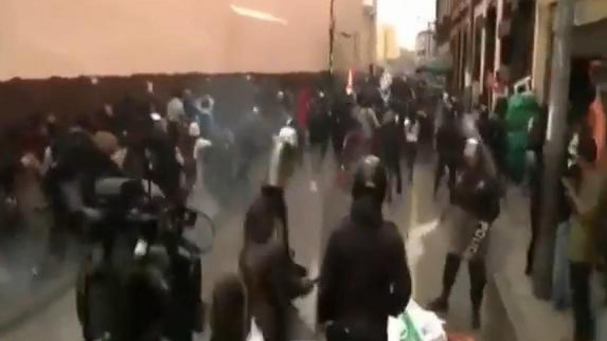 manifestatii si confruntari violente intre studenti si politie in peru