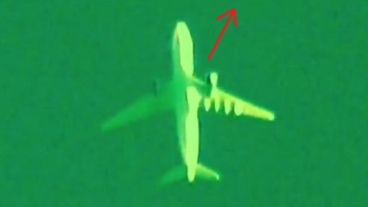 momente socante pentru pasagerii unui avion ce a filmat un barbat in apropierea acestuia video