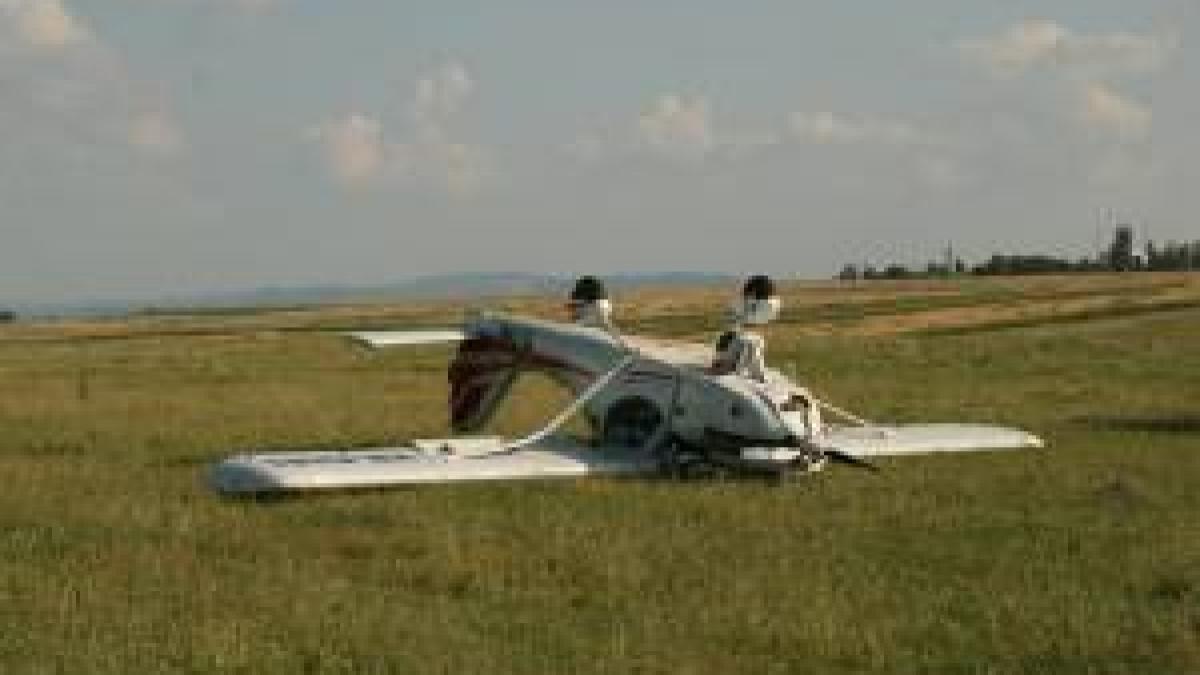Aterizare forţată la Suceava. Aeronava s-a răsturnat pe un câmp din apropierea aeroportului