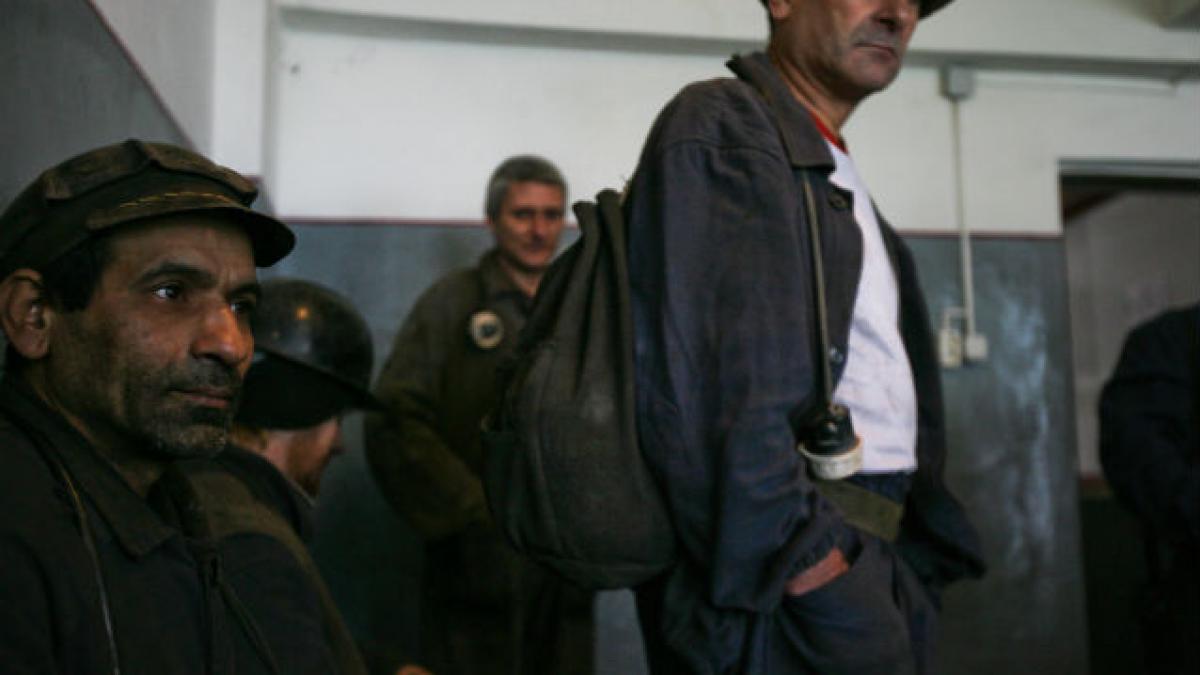 Ortacii blocaţi în subteran au intrat în greva foamei. 4 mineri au ajuns la spital