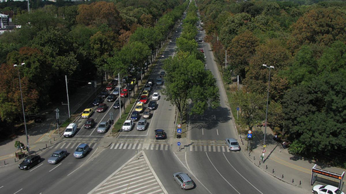 Accident pe Şoseua Kiseleff. Pe direcţia de mers Casa Presei - Arcul de Triumf se circulă cu dificultate  