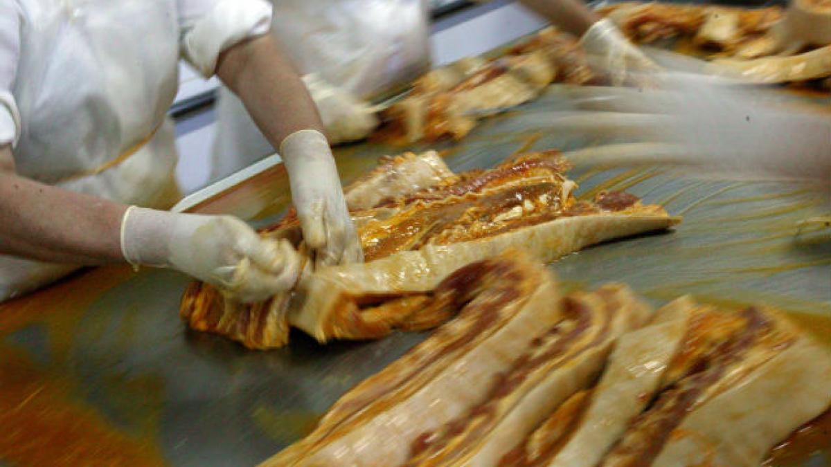 România importă de peste şapte ori mai multă carne de porc decât exportă