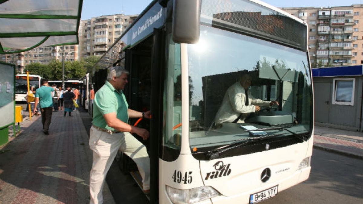RATB, amendată pentru că a făcut copii de pe actele de identitate ale elevilor şi studenţilor