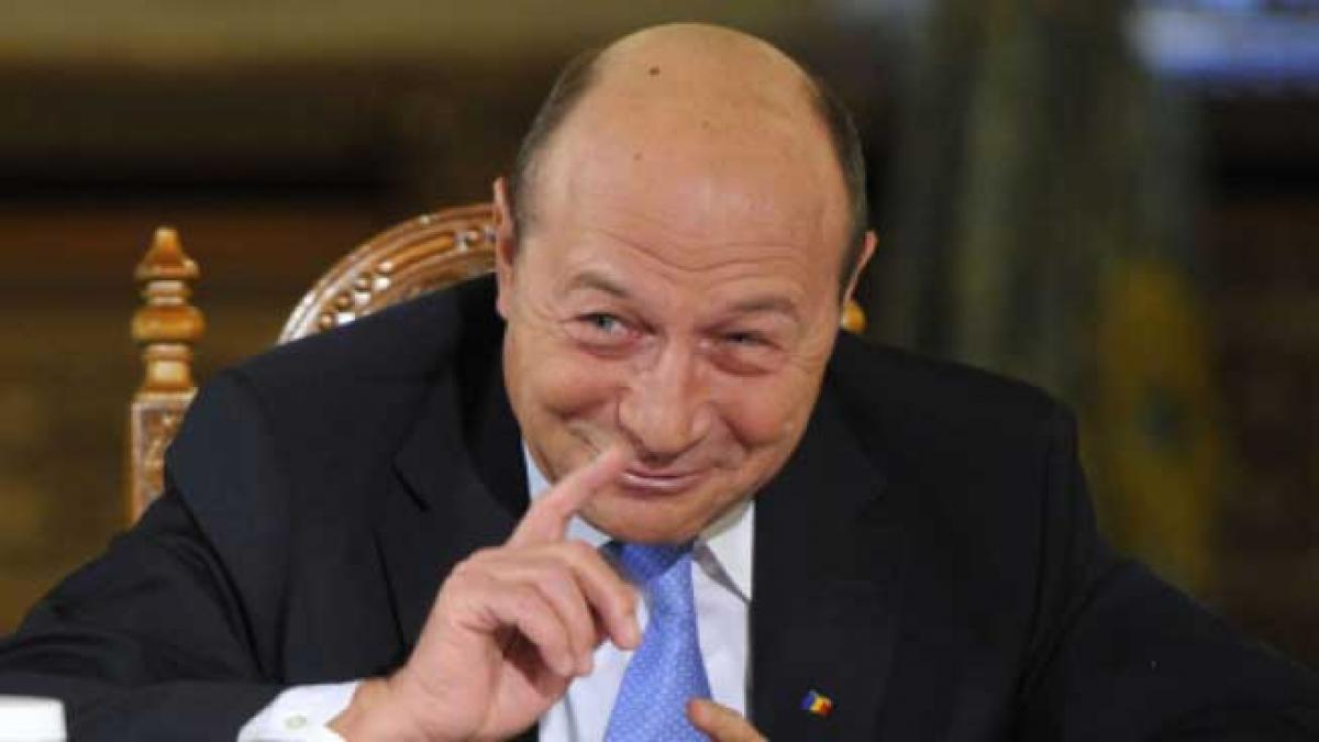 Băsescu, la Mamaia, întrebat de jurnalişti ce face în weekend: "Încerc şi eu să trăiesc, fără voi dacă se poate"