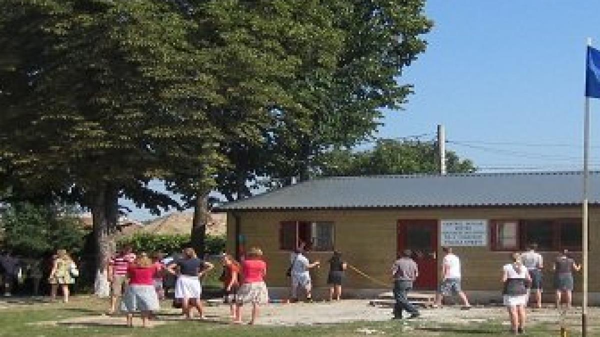 Voluntari olandezi au ridicat un dispensar într-o comună băcăuană