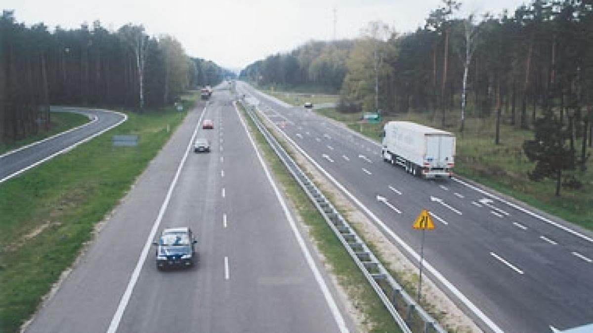 Circulaţia va fi restricţionată pe autostrăzi şi drumuri naţionale europene. Vezi pentru ce vehicule şi când