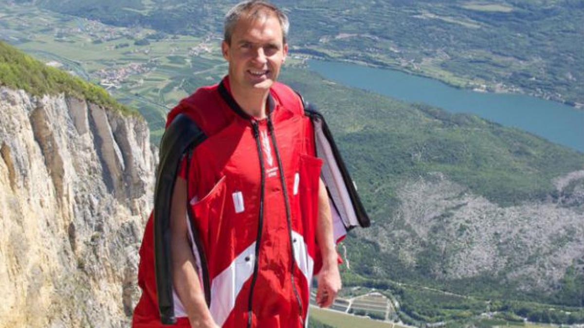 Cascadorul din James Bond a murit în timpul unei sărituri cu un costum aerodinamic