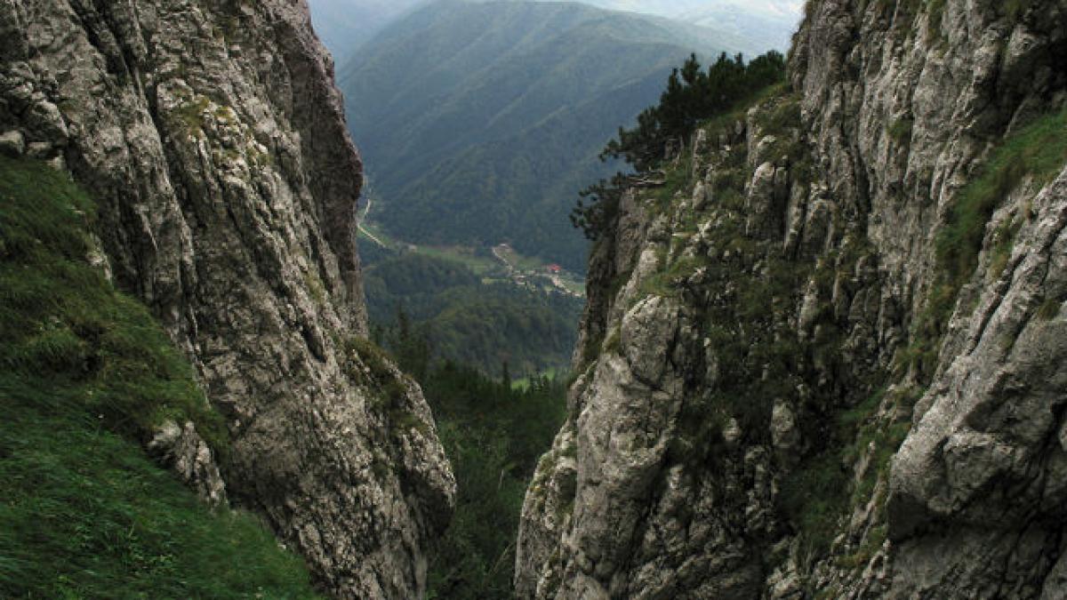 Turistă accidentată grav în masivul Piatra Craiului