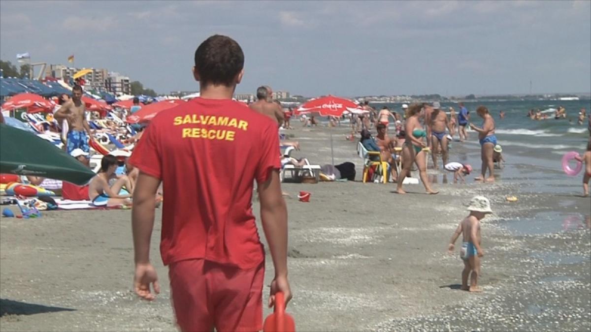 Un bărbat s-a înecat la Olimp. Patru salvamari au încercat să-l salveze