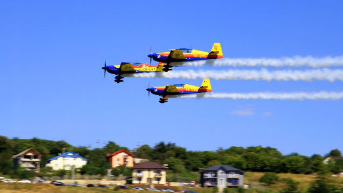 “Lupte aeriene” pe cerul Iaşiului într-un exerciţiu spectaculos din cadrul unui grandios miting aviatic şi aeronautic 