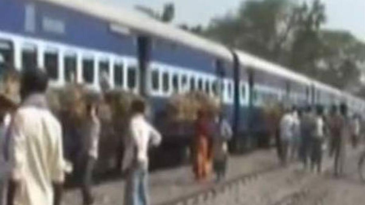 Cel puţin 35 de pelerini, călcaţi de tren şi ucişi în nordul Indiei. Trenul a fost vandalizat, după incident