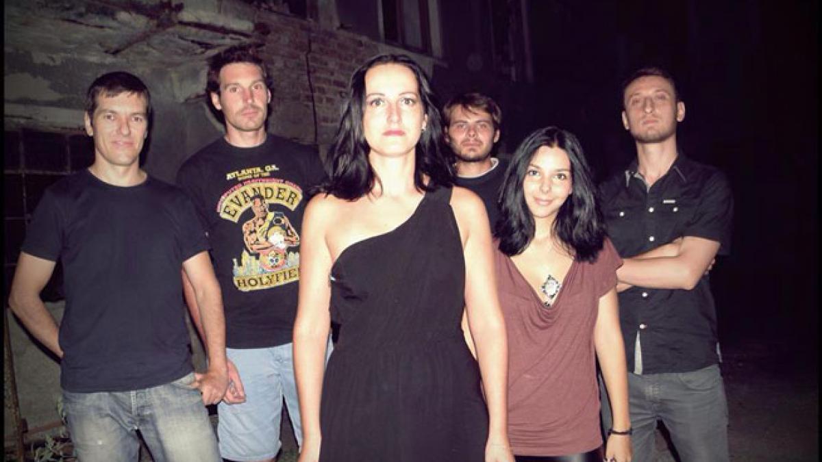 attic disorder o noua trupa rock cei sase tineri viseaza sa uneasca lumea prin muzica lor