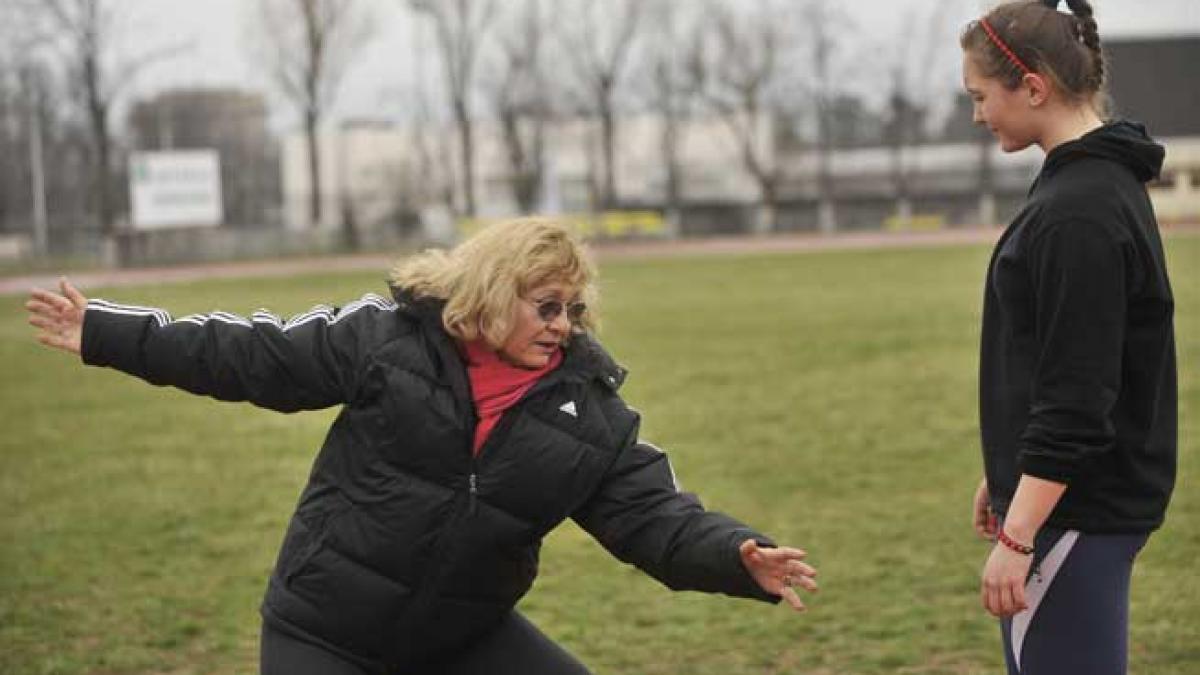 "Copiii m-au salvat pe mine şi eu i-am salvat pe ei". Povestea Suzanei Niculescu, antrenoarea de atletism care a crescut cinci sportivi alături de propriii copii