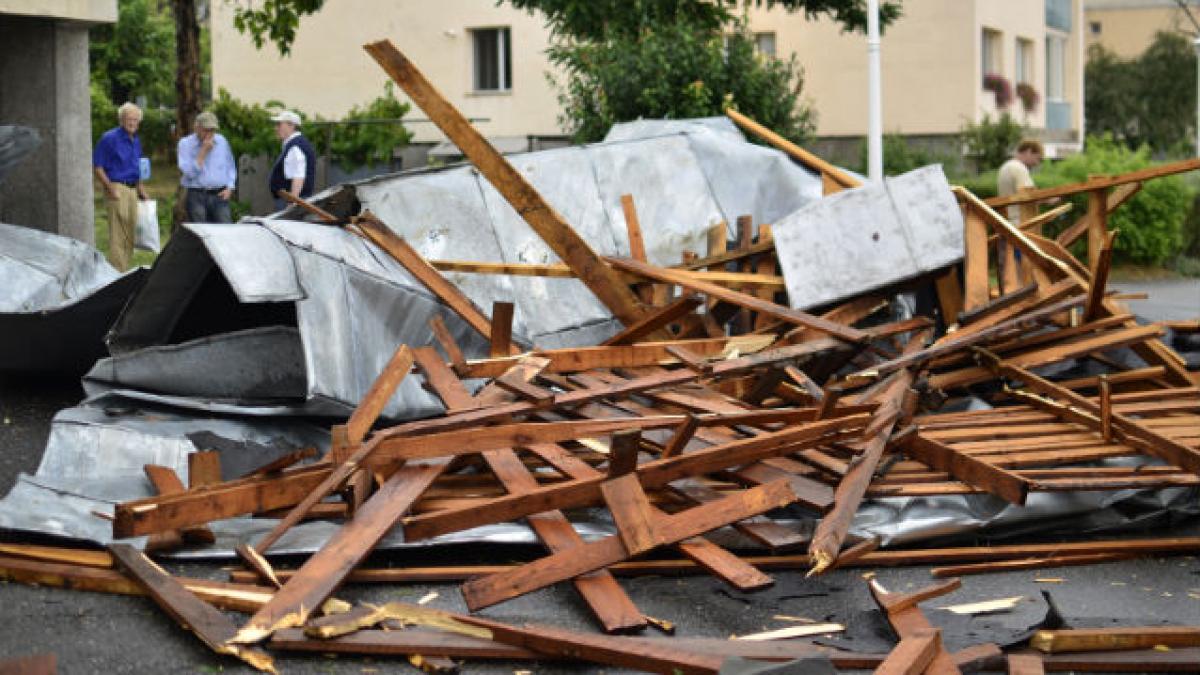 Furtună la Deva. Autoturisme distruse, şapte acoperişuri smulse de vânt şi copaci doborâţi la pământ